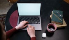 Seorang kreator konten sedang menyusun narasi pribadi di situs web miliknya sembari menikmati suasana tenang di sebuah kedai kopi. Kemudahan pengelolaan platform digital kini memberikan kemerdekaan penuh bagi individu untuk mempublikasikan karya tanpa batasan algoritma media sosial.
